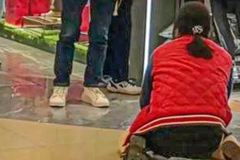 Vợ quỳ gối xin chồng mua áo khoác hơn 1 triệu đồng gây phẫn nộ