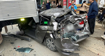 6 ô tô va chạm liên hoàn, xe con bẹp dúm