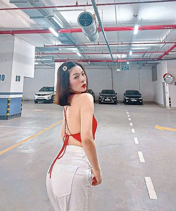 Lệ Quyên giàu ú ụ vẫn chăm diện váy áo bình dân