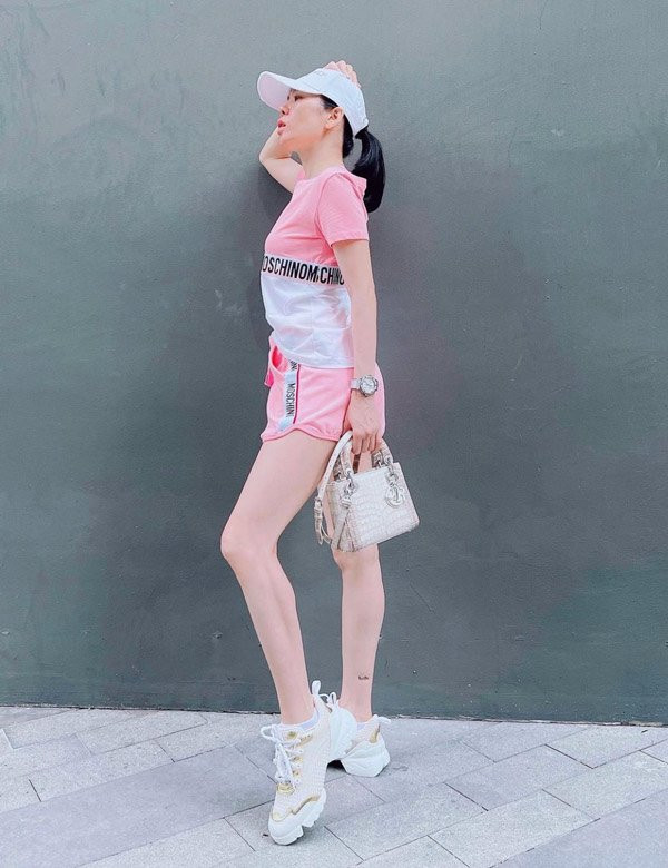 Lệ Quyên giàu ú ụ vẫn chăm diện váy áo bình dân