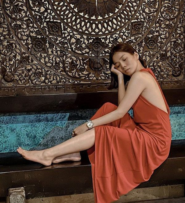 Lệ Quyên giàu ú ụ vẫn chăm diện váy áo bình dân