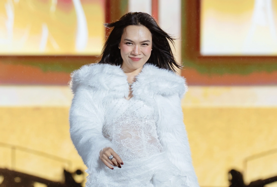 Mỹ Tâm hiếm hoi diện đồ xuyên thấu, cut out táo bạo