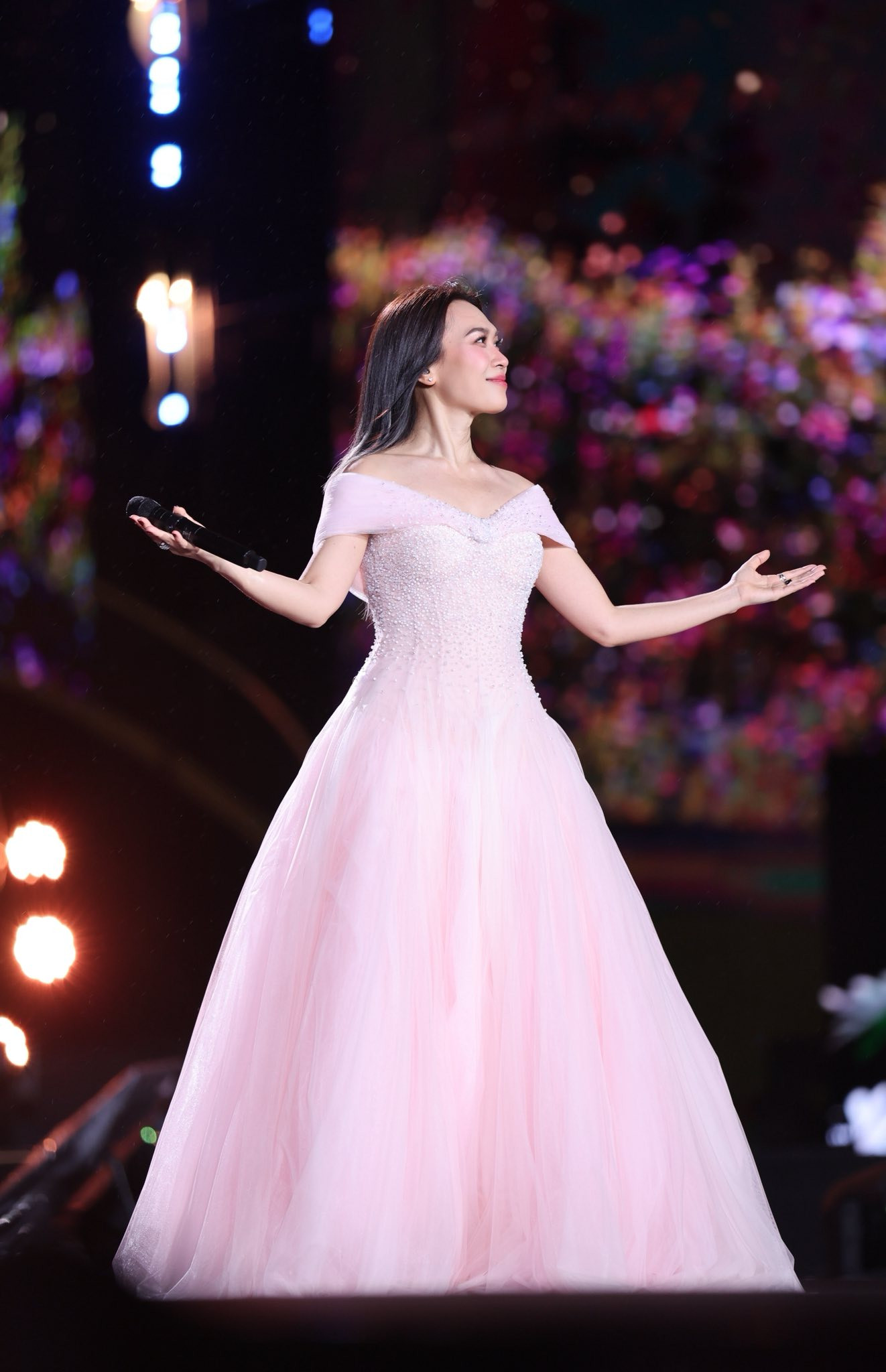 Mỹ Tâm hiếm hoi diện đồ xuyên thấu - Ảnh 11.