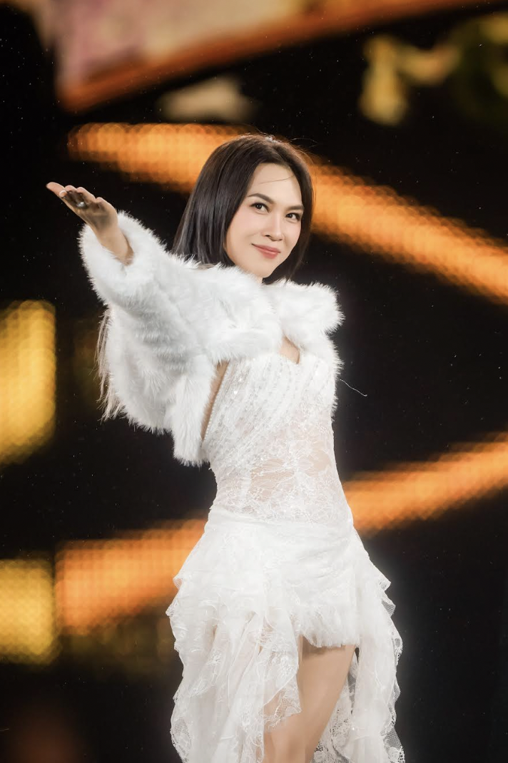 Mỹ Tâm hiếm hoi diện đồ xuyên thấu - Ảnh 2.