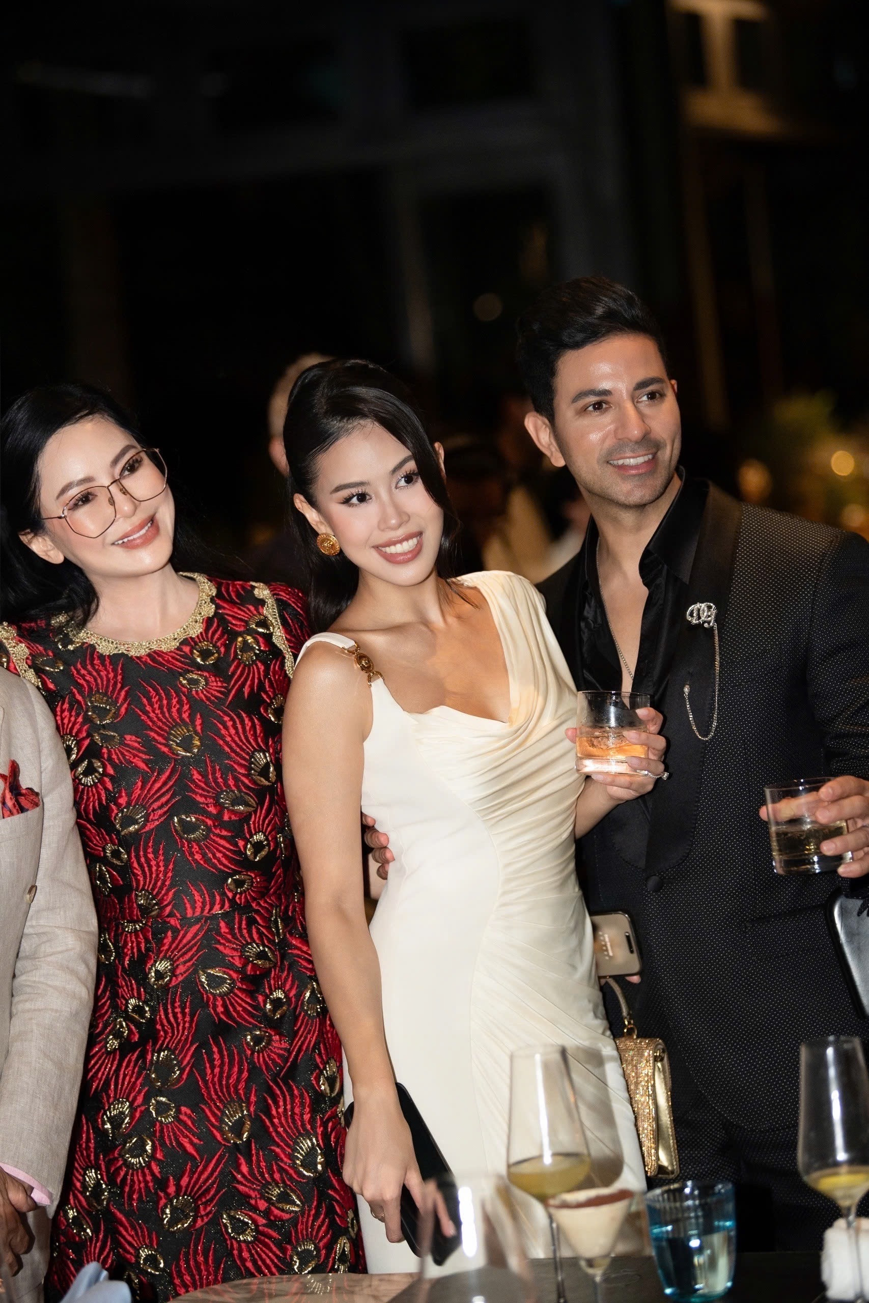 Điều đặc biệt mẹ tỷ phú làm trong đám cưới Tiên Nguyễn