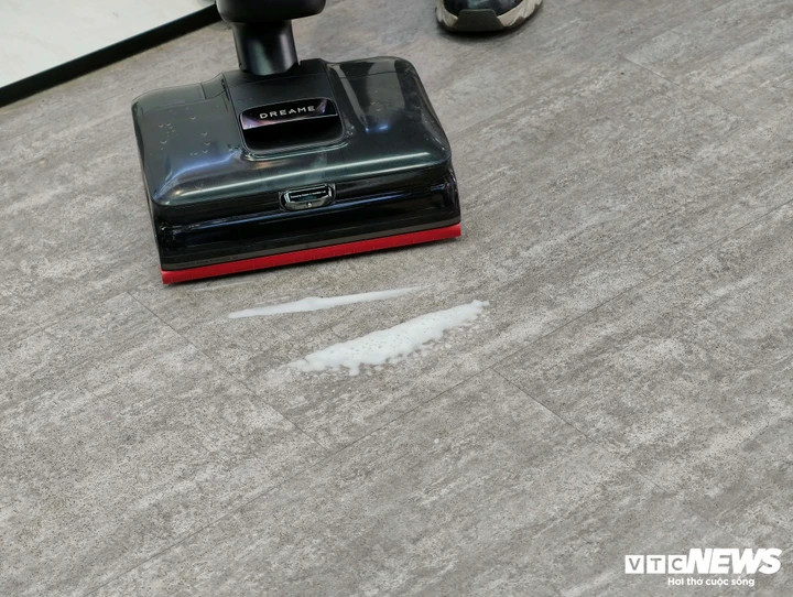 Máy lau sàn hút bụi thêm tính năng bơm bọt làm sạch các vết bẩn cứng đầu cũng như khử mùi thú cưng.