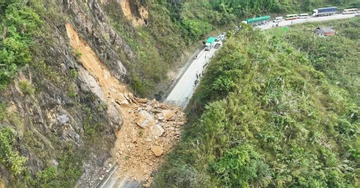 Sau vụ sạt lở khiến 3 người tử vong, Quốc lộ 6 còn 5 điểm nguy cơ cao