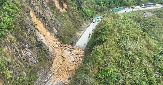 Sau vụ sạt lở khiến 3 người tử vong, Quốc lộ 6 còn 5 điểm nguy cơ cao