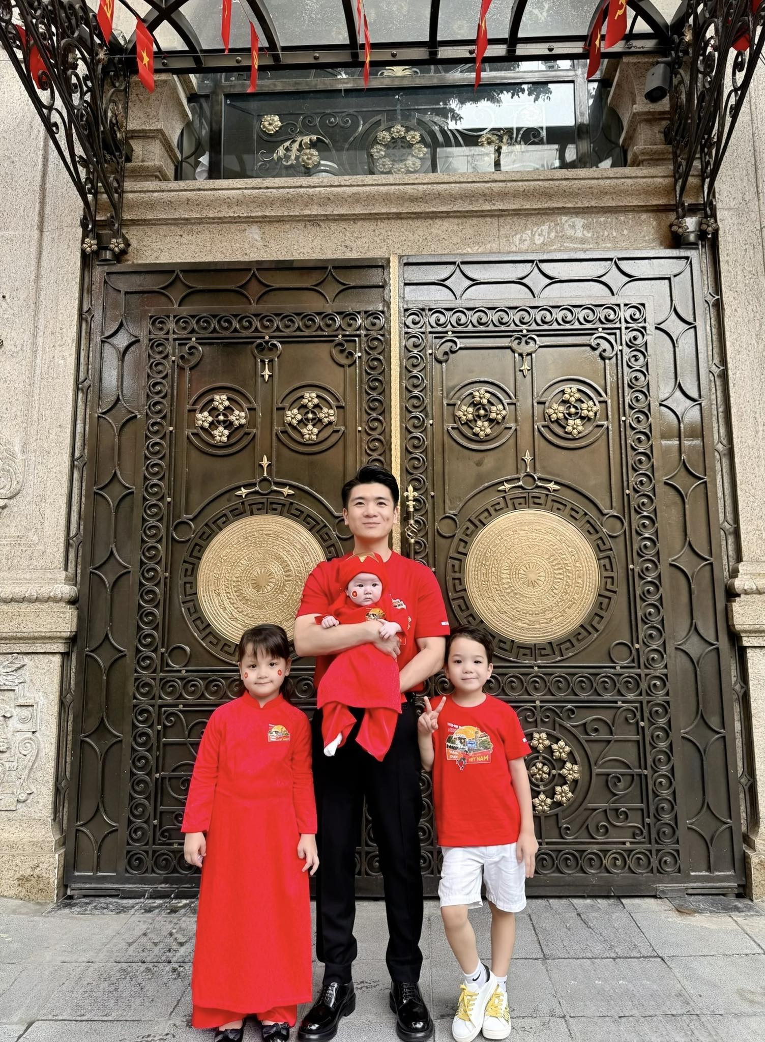 Bức ảnh toát mùi quyền lực về gia đình 4 thành viên của bầu Hiển gây sốt