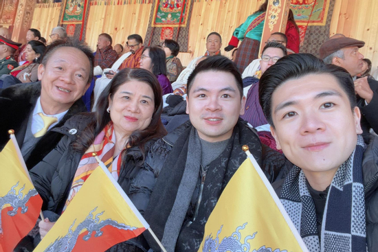 Phát sốt bức ảnh 'toát mùi quyền lực' về 4 thành viên gia đình bầu Hiển ở nước ngoài