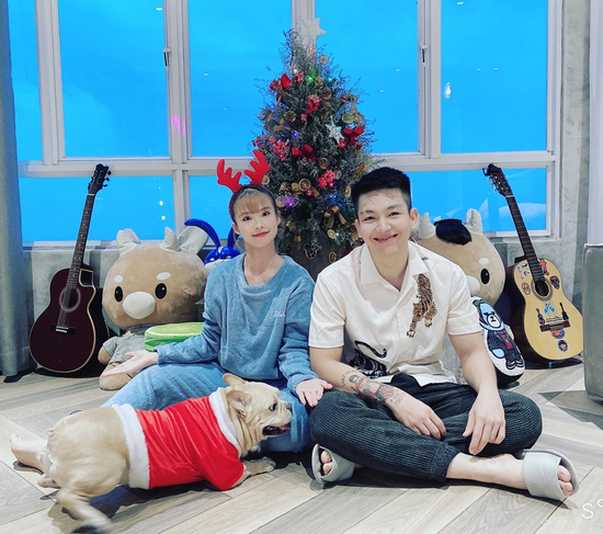 Nữ ca sĩ cưới chồng kém 4 tuổi, 8 năm không con cái vẫn hạnh phúc, U40 trẻ đẹp như 20