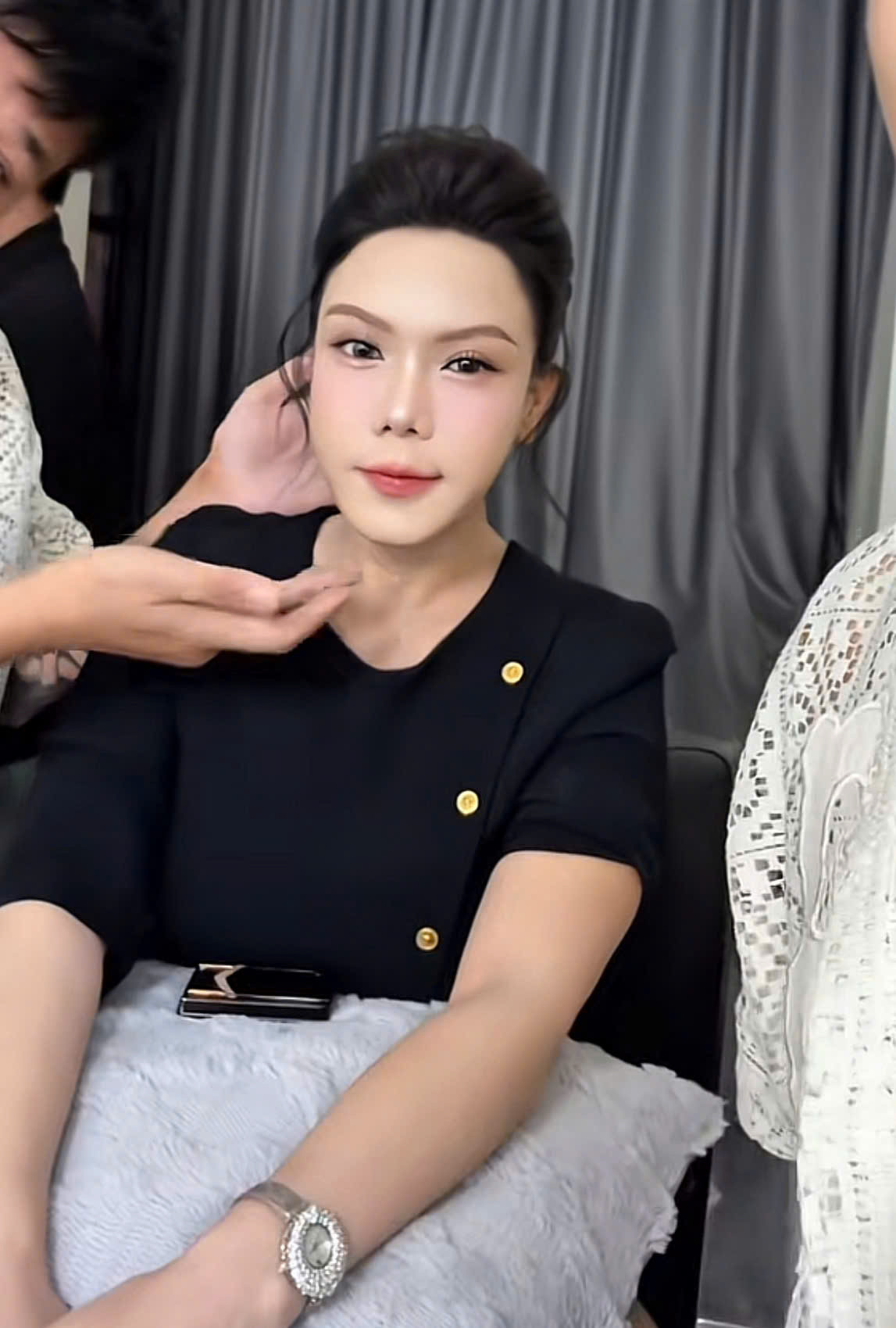 Nhan sắc khác lạ của Việt Hương gây chú ý