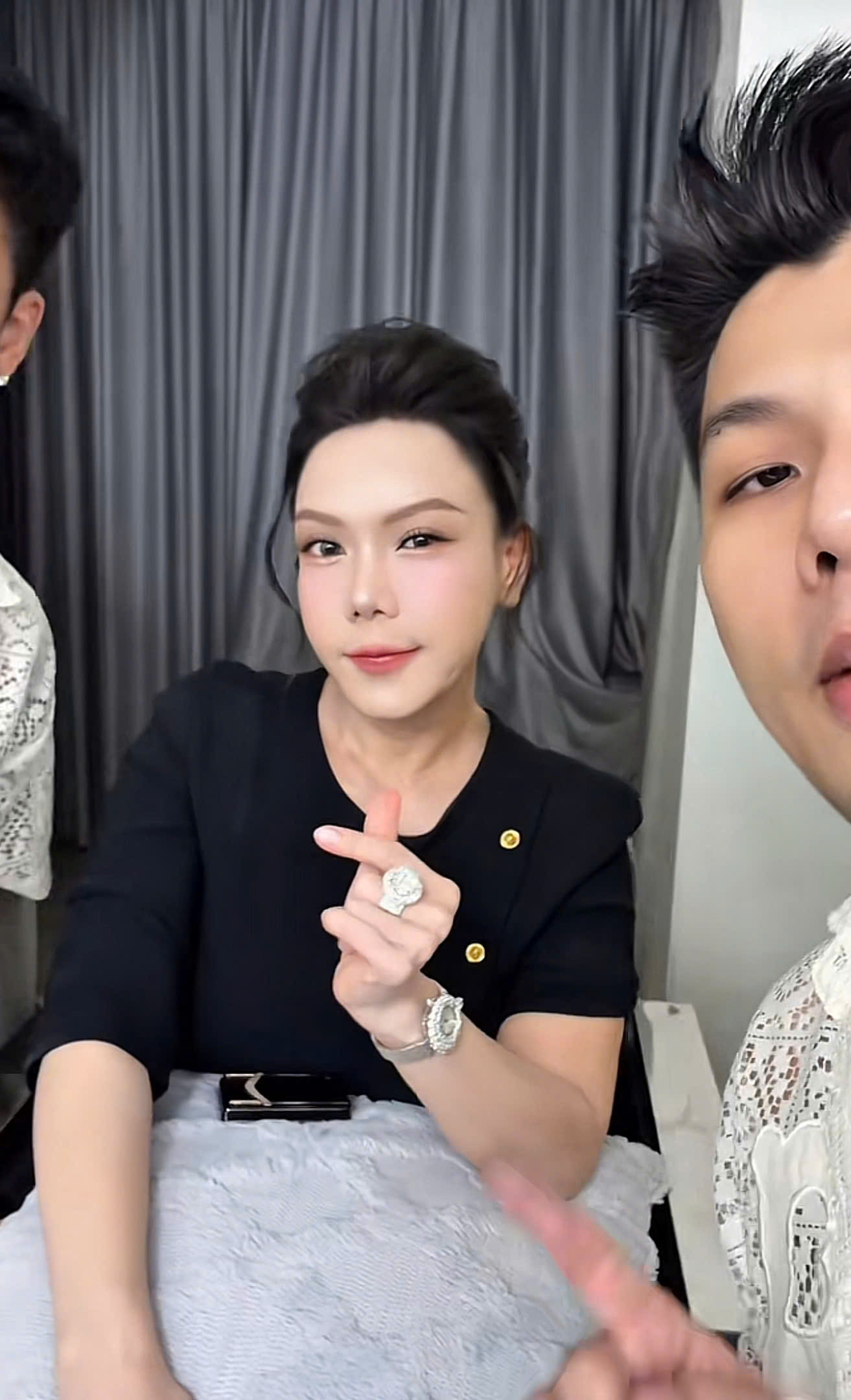 Nhan sắc khác lạ của Việt Hương gây chú ý