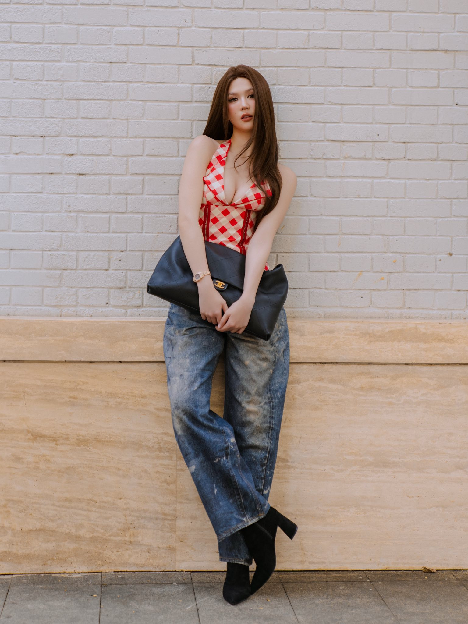 Dương Hoàng Yến phối đồ cùng quần jeans ống rộng