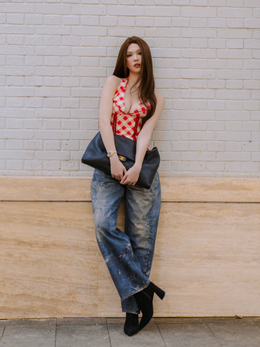 Dương Hoàng Yến mặc áo đỏ trắng