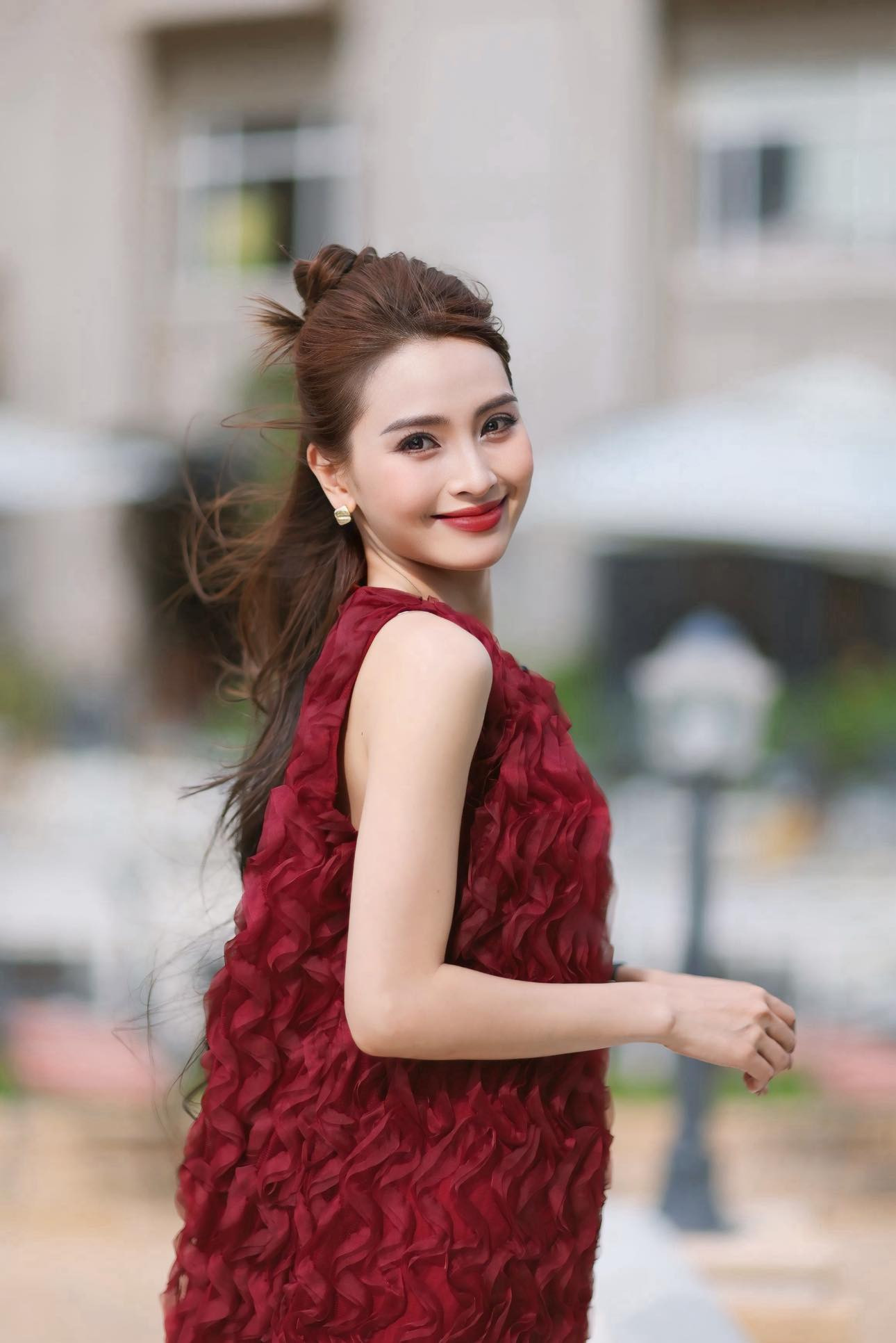 MC Huyền Trang Mù Tạt vừa nhận lời cầu hôn của danh thủ Đức Huy có gu thời trang đời thực ra sao? - Ảnh 12.