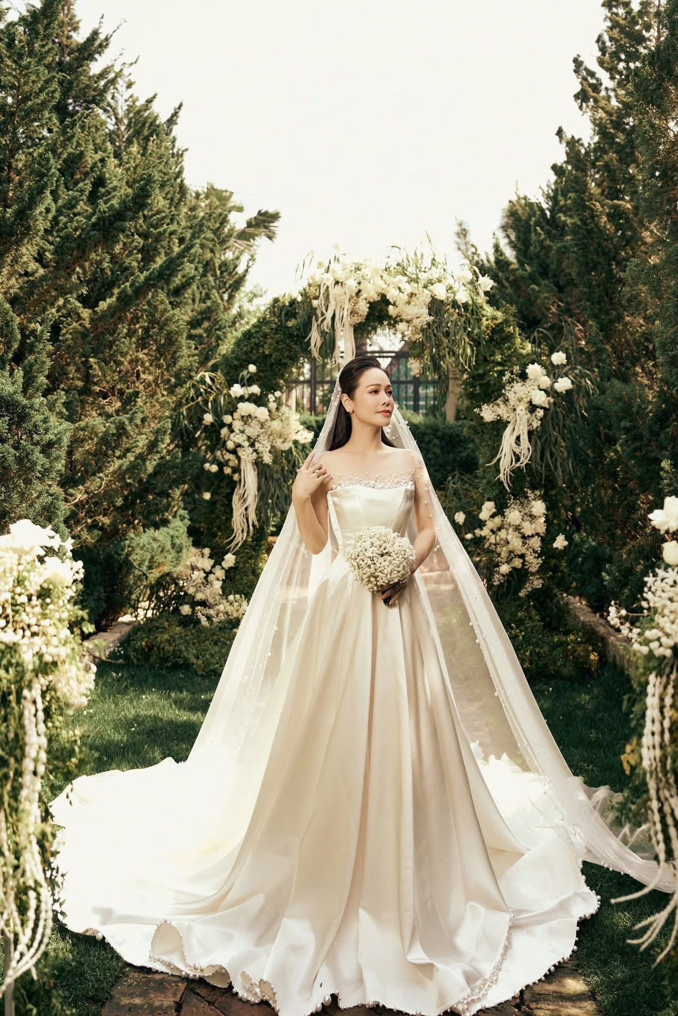 Phú bà Vbiz bất ngờ diện váy cưới sau khi ly hôn tò mò danh tính chú rể