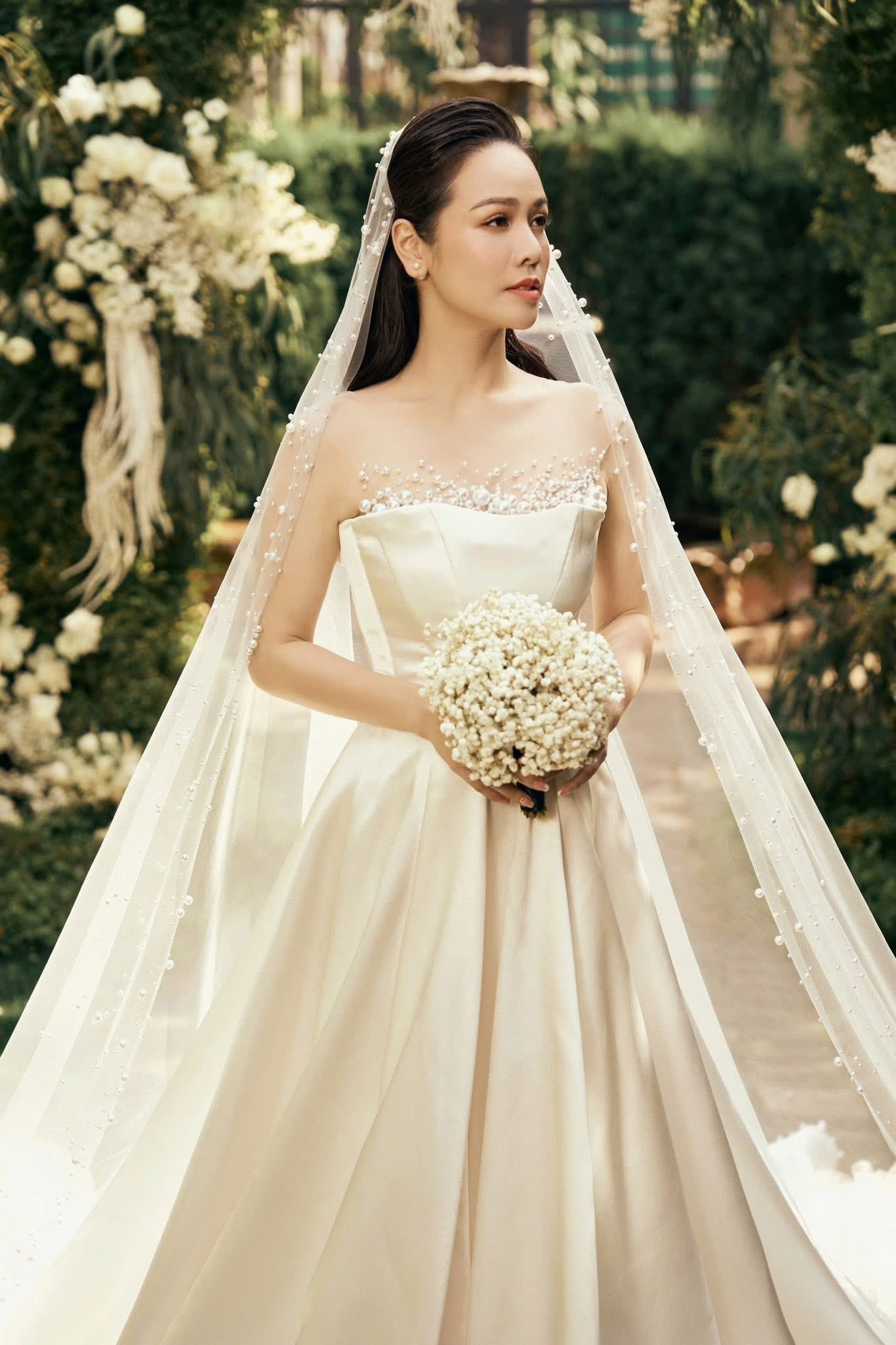 Phú bà Vbiz bất ngờ diện váy cưới sau khi ly hôn tò mò danh tính chú rể