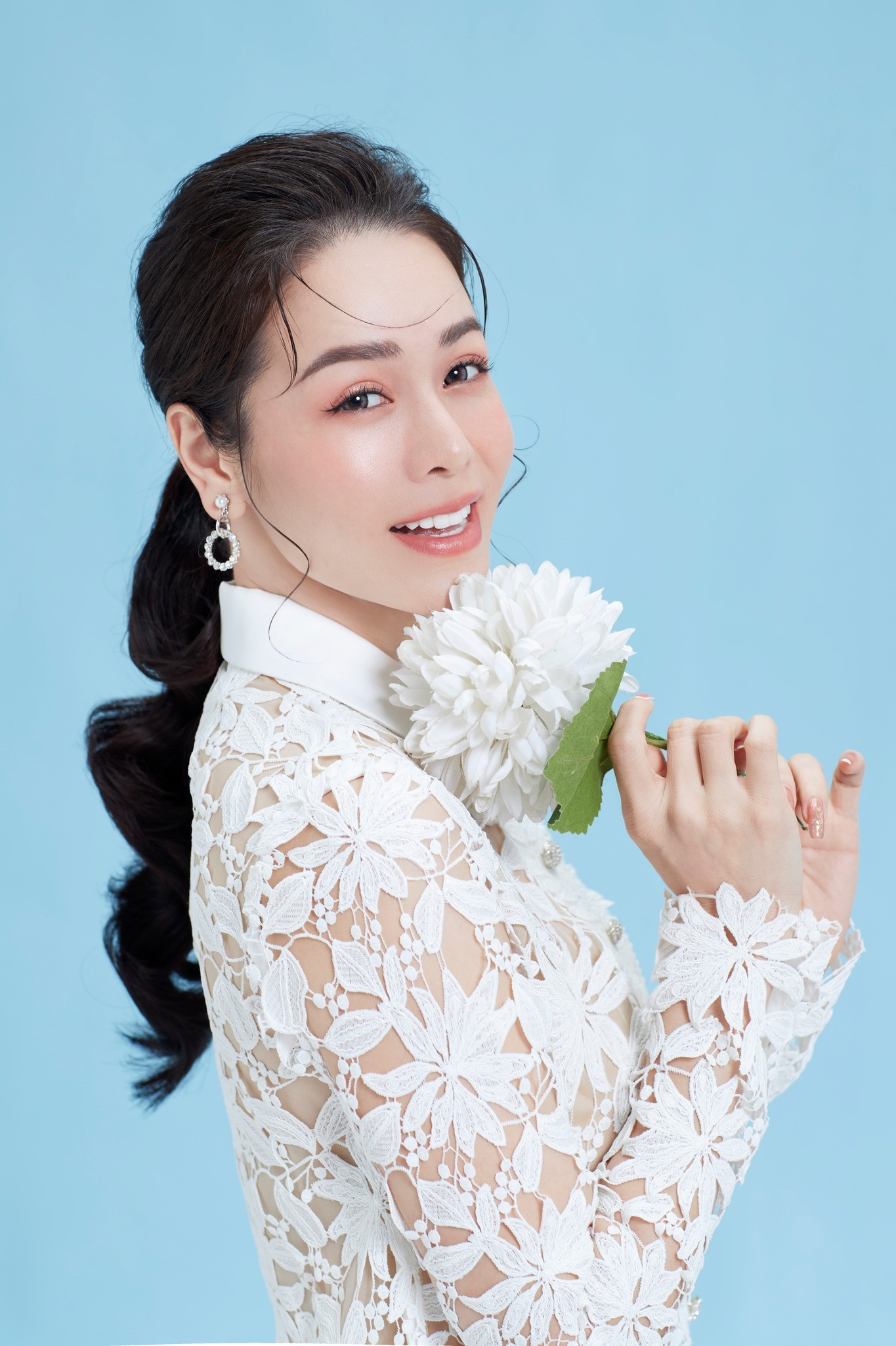 Phú bà Vbiz bất ngờ diện váy cưới sau khi ly hôn tò mò danh tính chú rể