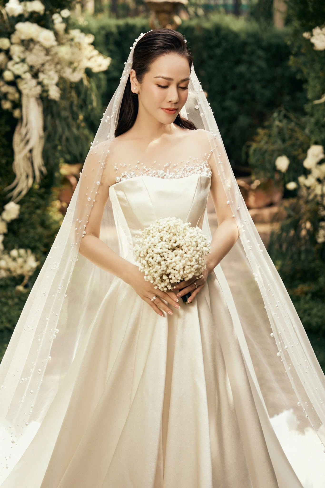 Phú bà Vbiz bất ngờ diện váy cưới sau khi ly hôn tò mò danh tính chú rể