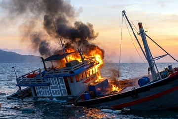Tàu cá bốc cháy rồi chìm, 55 người nhảy xuống biển