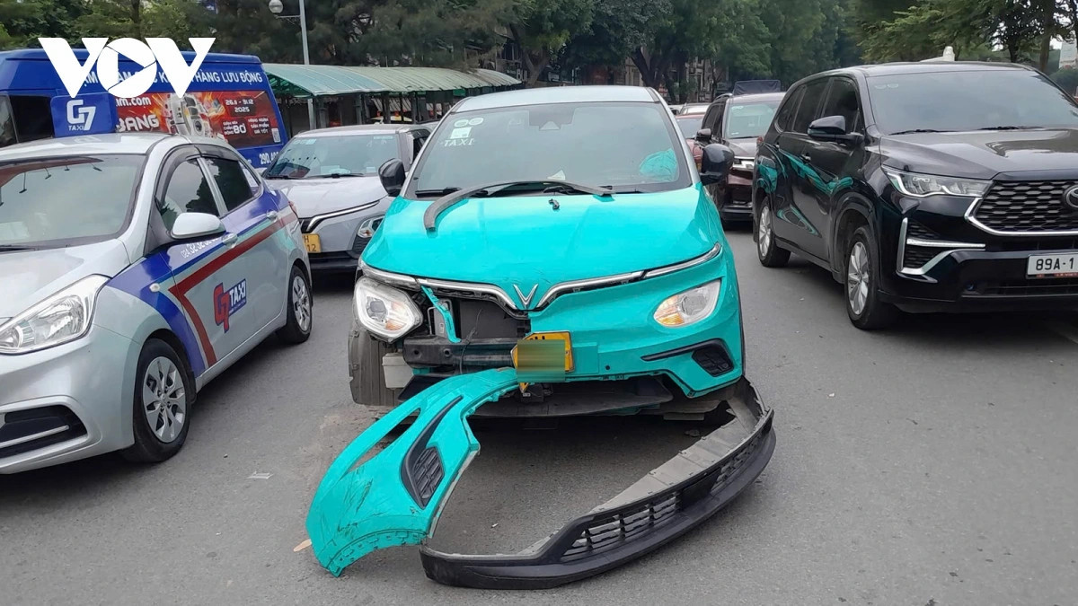 va cham lien hoan 3 o to tai nga tu so khien xe lat, giao thong un tac hinh anh 2