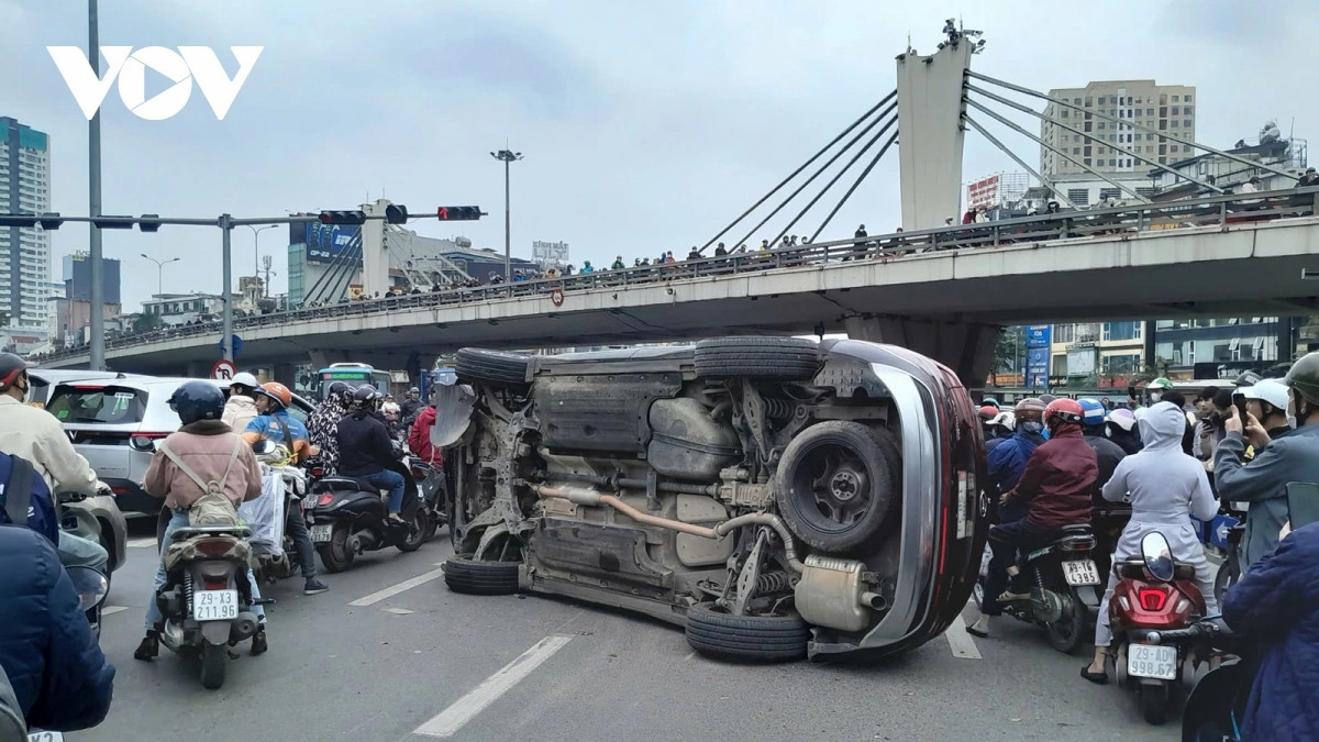 va cham lien hoan 3 o to tai nga tu so khien xe lat, giao thong un tac hinh anh 1