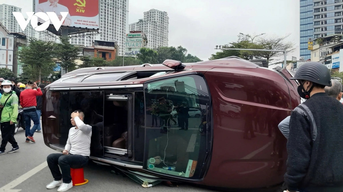 va cham lien hoan 3 o to tai nga tu so khien xe lat, giao thong un tac hinh anh 4