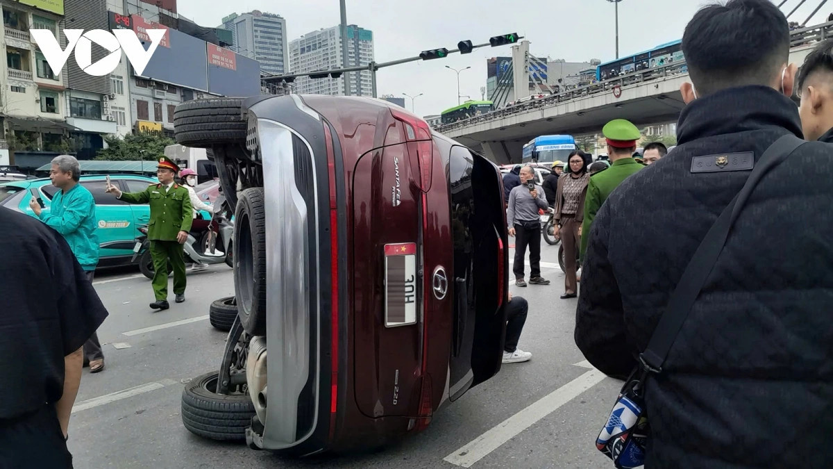 va cham lien hoan 3 o to tai nga tu so khien xe lat, giao thong un tac hinh anh 3