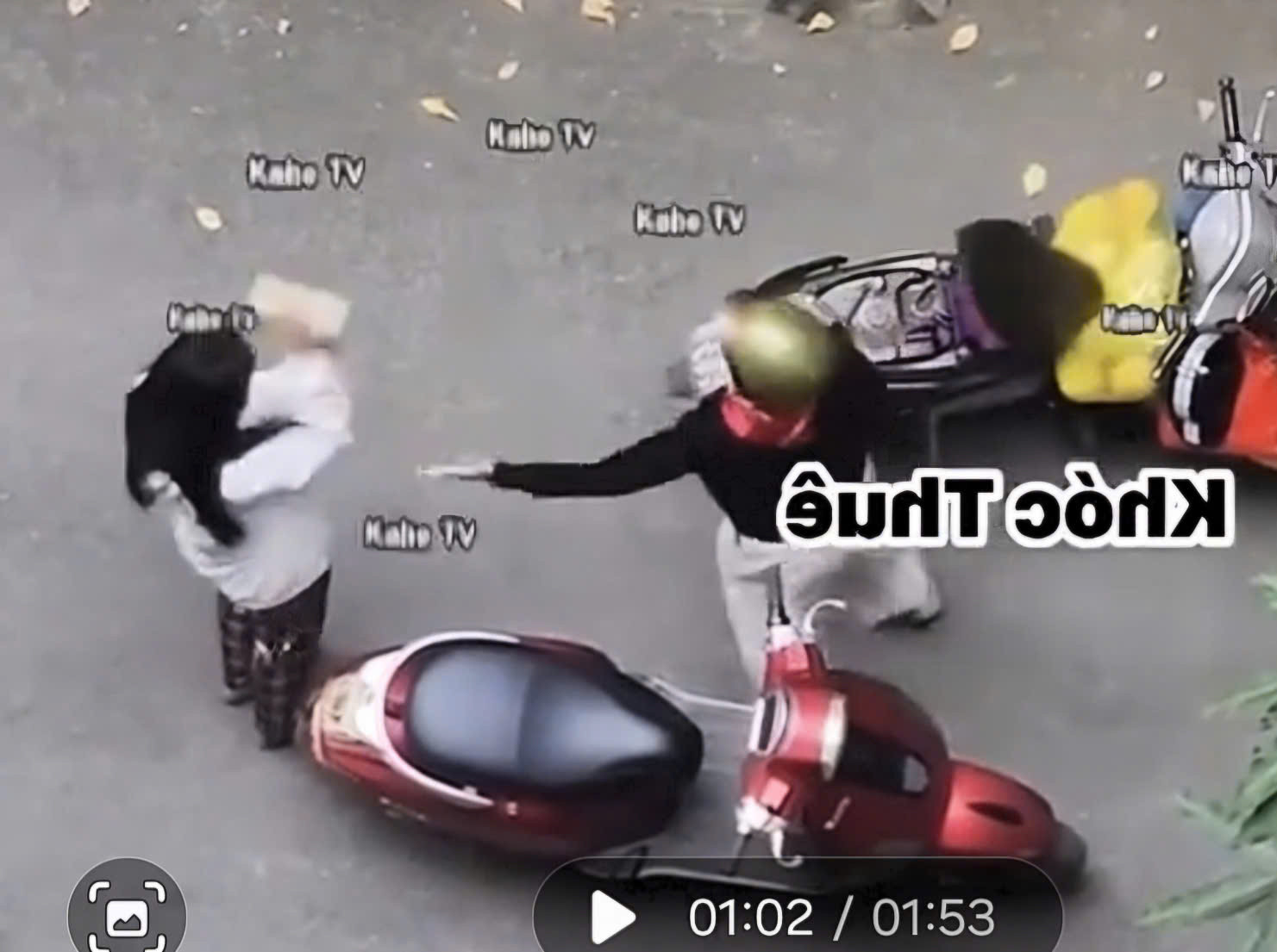 Xin lại tài sản nghi mất trộm, nữ sinh bị đánh, bắt quỳ xin lỗi giữa đường- Ảnh 1.