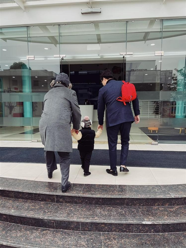 Á hậu Tú Anh khoe con trai trai 7 tuổi kháu khỉnh bên bố và ông nội