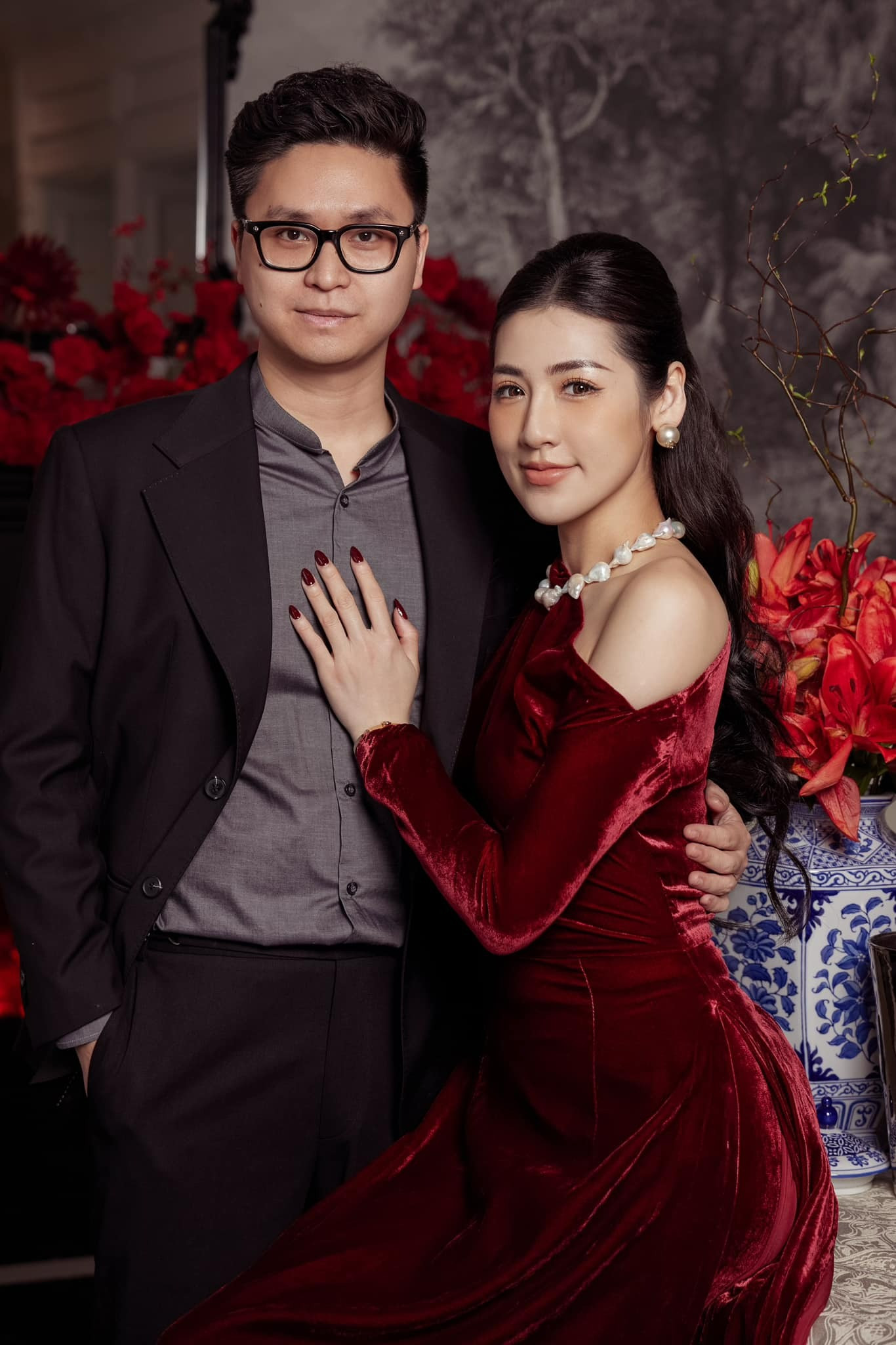 Á hậu Tú Anh khoe con trai trai 7 tuổi kháu khỉnh bên bố và ông nội