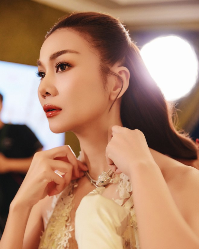 Cận cảnh bộ trang sức hơn 5 tỷ mà Thanh Hằng mang đi sự kiện