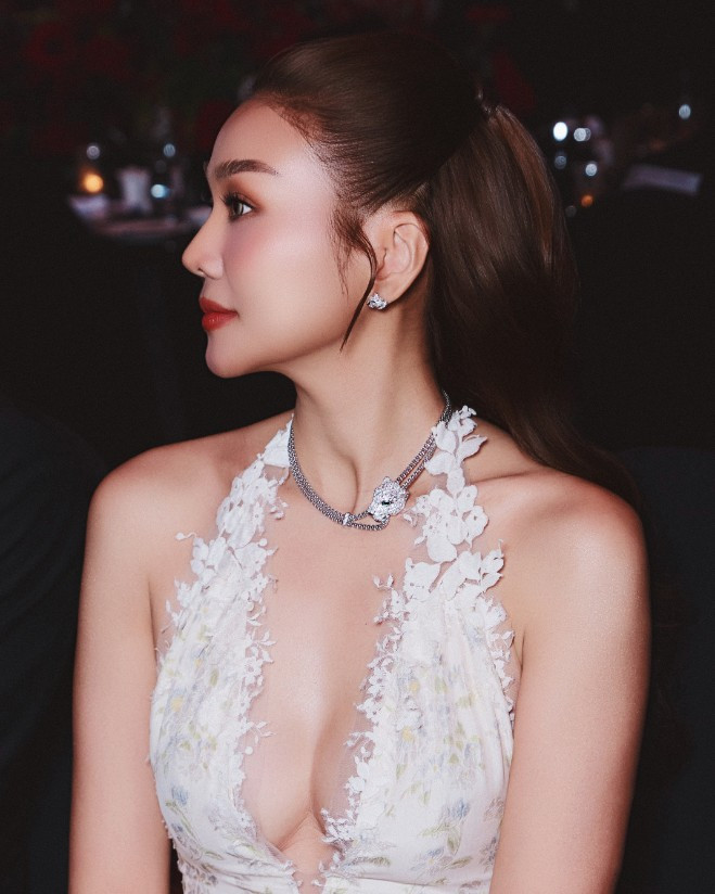 Cận cảnh bộ trang sức hơn 5 tỷ mà Thanh Hằng mang đi sự kiện