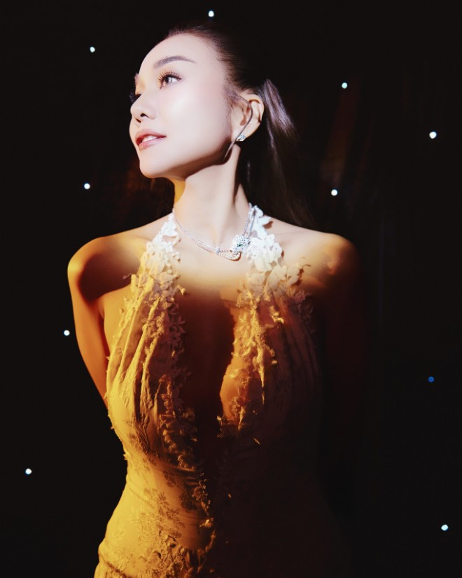 Cận cảnh bộ trang sức hơn 5 tỷ mà Thanh Hằng mang đi sự kiện