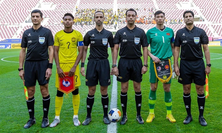 Trọng tài Bonyadifard (thứ ba từ phải sang)