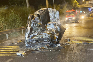 Khoảnh khắc xe cứu thương lao vào đuôi xe đầu kéo, 3 người tử vong