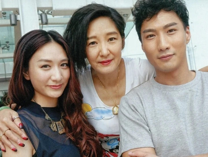 Tuyết Lê bên hai người con.