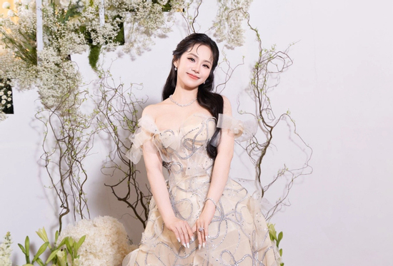 Nữ ca sĩ vừa nhận bằng đại học ở tuổi 41: Bỏ bạn trai nhạc sĩ, một mình ra nước ngoài sinh con