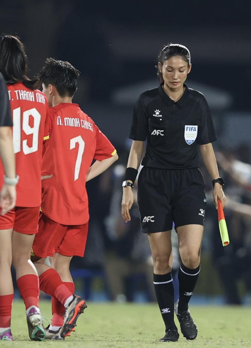 Phản ứng của trọng tài Lào sau quyết định gây tranh cãi trận Việt Nam gặp Philippines