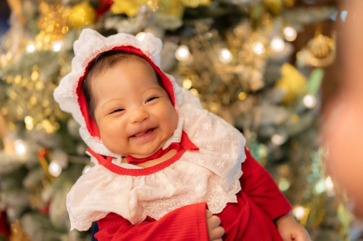 HHen Niê khoe con gái 3 tháng tuổi càng lớn càng giống bố như lột