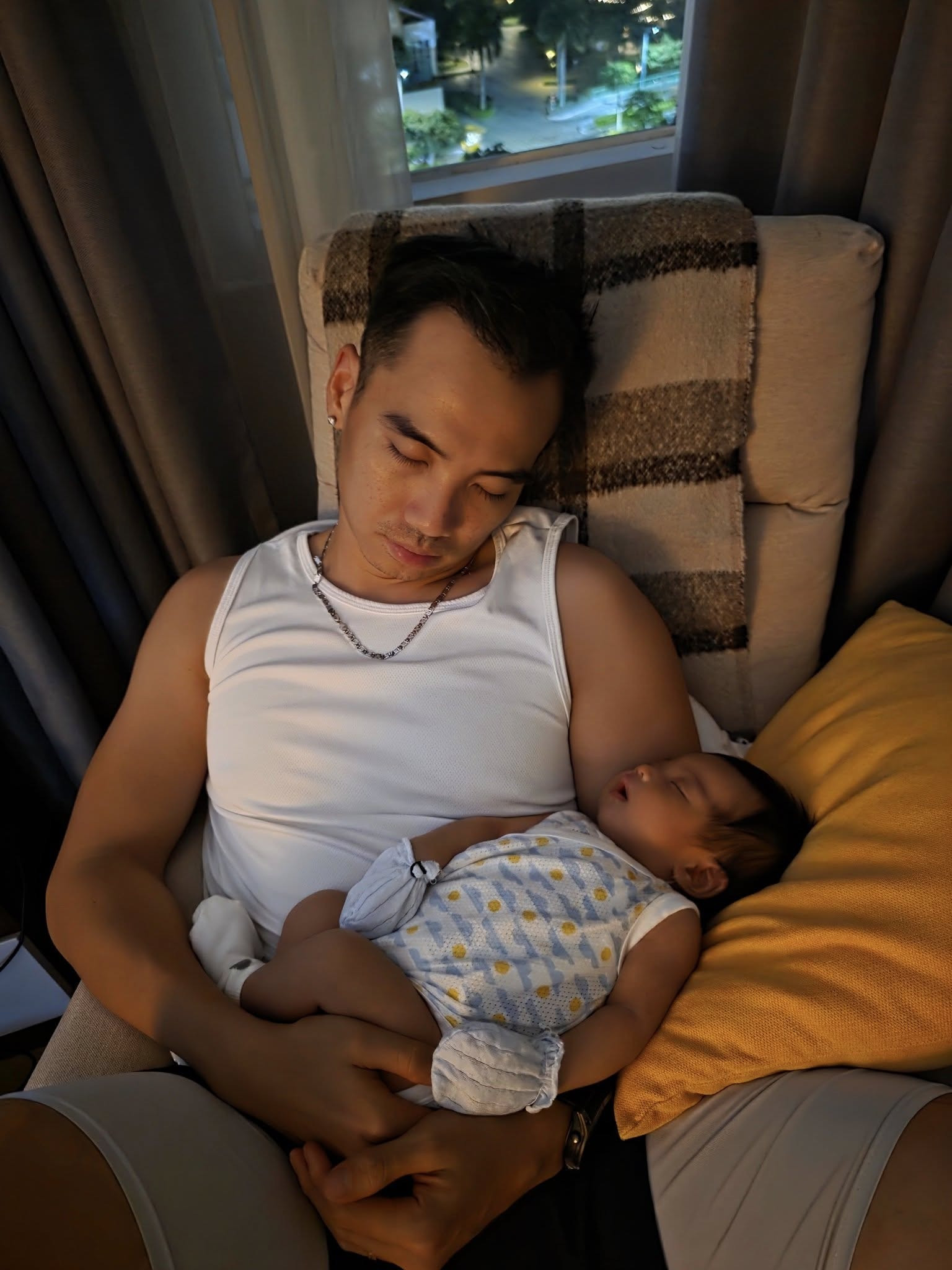 HHen Niê khoe con gái 3 tháng tuổi càng lớn càng giống bố như lột