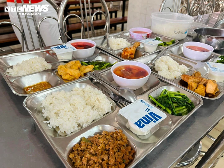 Suất ăn bán trú tại trường THPT Trưng Vương trưa 18/12.