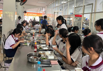 Suất ăn 38.000 đồng bị tố ít, trường nói học sinh có thể mua thêm thức ăn