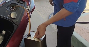 Từ chối thanh toán chuyển khoản, nhân viên cửa hàng hút lại xăng