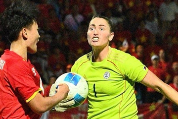 Xô xát: Thủ môn Philippines lao vào đẩy cầu thủ Việt Nam, trận chung kết SEA Games 'căng như dây đàn'