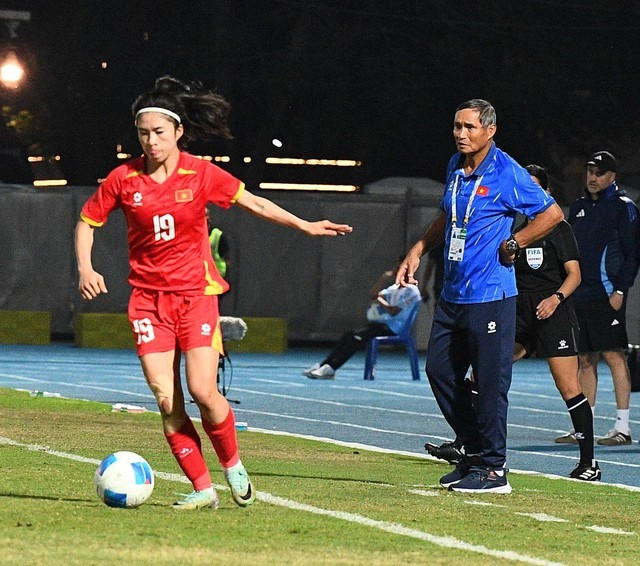 Khoảnh khắc HLV Mai Đức Chung mệt mỏi ngồi cabin sau trận thua của tuyển Việt Nam