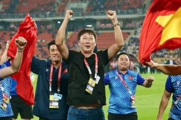 Báo Hàn Quốc: 'HLV Kim Sang-sik lập kỳ tích còn kỳ vĩ hơn cả HLV Park Hang-seo'
