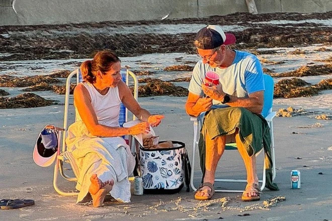 bat ngo cuoc song hien tai cua nam ceo bi tom ngoai tinh dong nghiep o concert coldplay 8d6faf4de12f487e9c4e25486b7230d8 1314.jpg