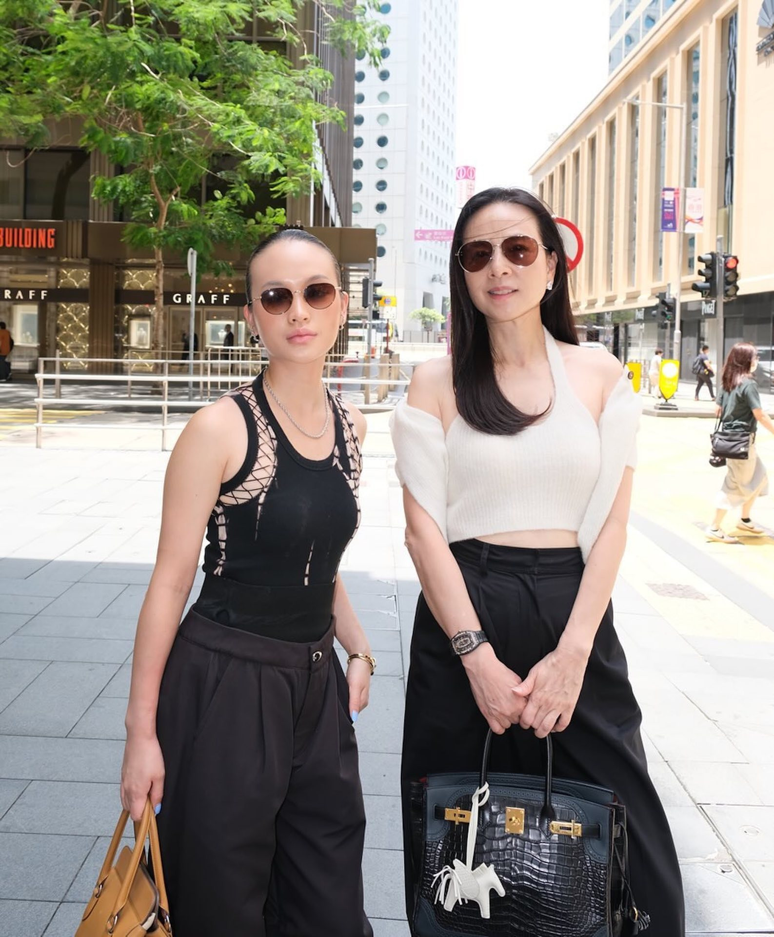 Bóc giá trang phục đắt đỏ của Madam Pang ở chung kết U22 Việt Nam gặp U22 Thái Lan